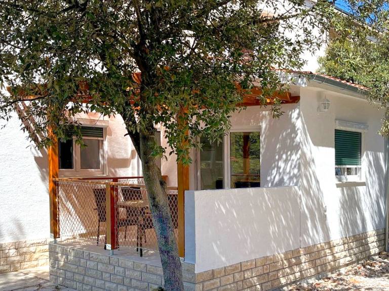 Rental apartment with patio & barbeque | Garden view — photo 3