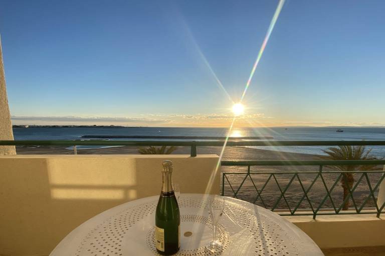 Apartment with terrace | Beach view in Nîmes