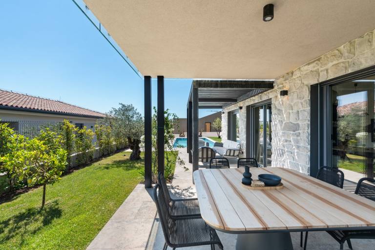 Villa with terrace, garden & private pool — photo 3