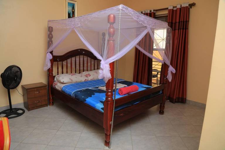 Apt - Sleeps - Parking - Pet friendly — photo 2