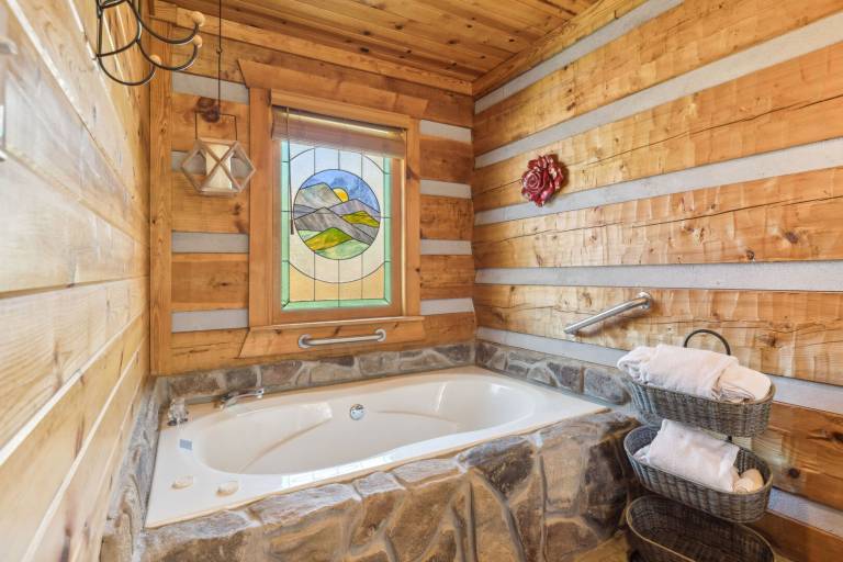 Lovey Bear - A Cozy Dog-Friendly Cabin with Hot Tub, Fireplace – Across from Soaky Mountain — photo 3