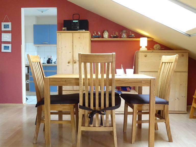 Komfortables Feriendomizil im 2. OG mit Hafenblick, Balkon und Meerblick in Orth — photo 2