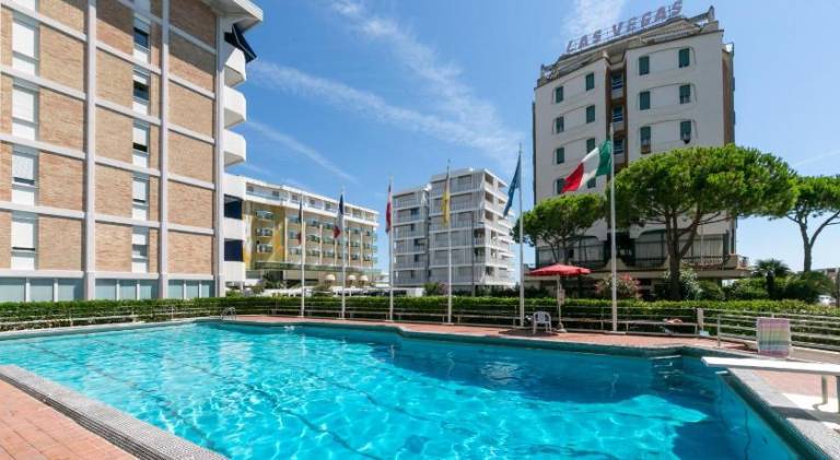Rental apartment with terrace & private pool in Jesolo