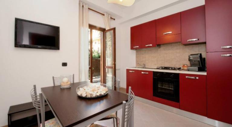Holiday apartment with garden — photo 2