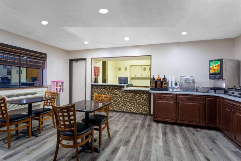 Super 8 By Wyndham Abingdon Va — photo 3