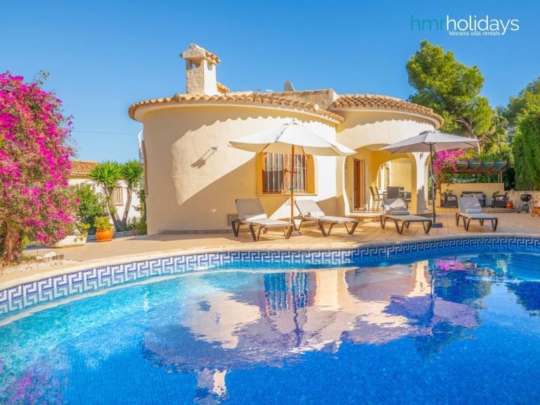 Fully equipped charming villa with patio, yard & private pool | Pet-friendly in Mora