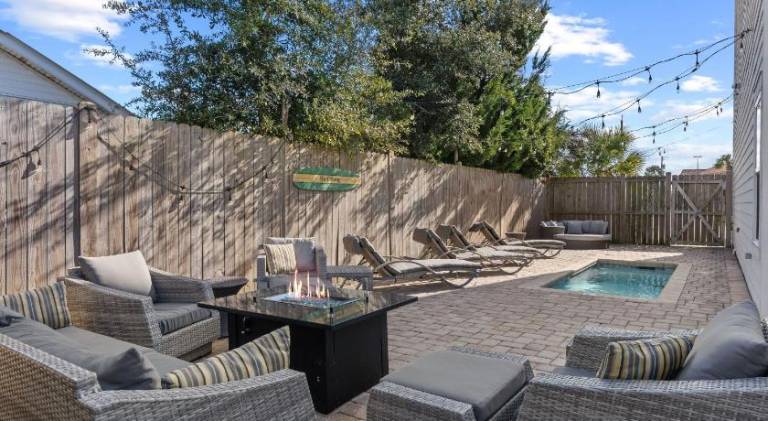 Vacation home with pool — photo 5