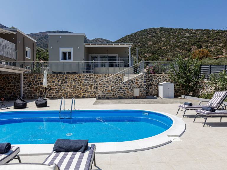Vacation home with grill, yard & private pool — photo 2