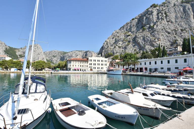 Charming holiday apartment with terrace | Next to the beach | Pets allowed in Omis