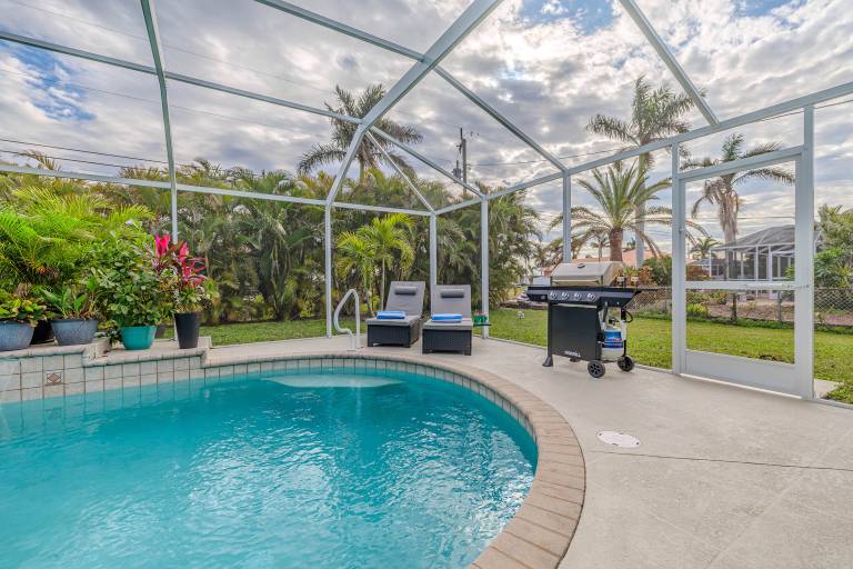 House with private pool, grill & yard — photo 4