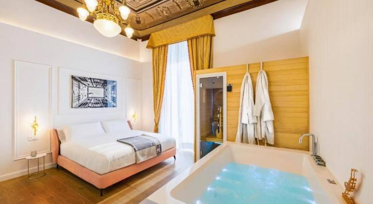 Fully equipped apartment with hot tub & sauna | Close to Piazza del Plebiscito | Dogs allowed in Naples