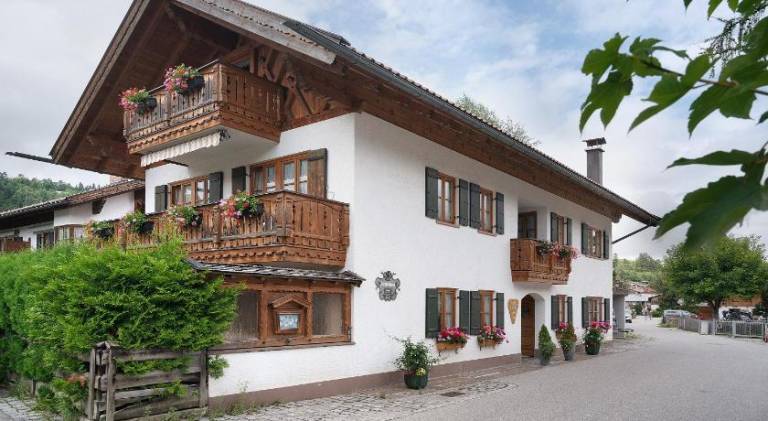 Holiday apartment with barbecue, sauna & garden in Mittenwald