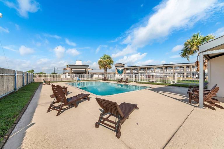 Quality Inn & Suites Port Lavaca near Lighthouse Beach — photo 3
