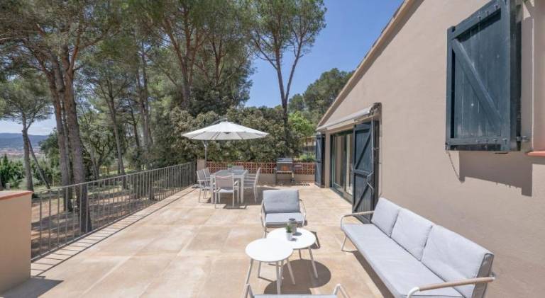 Chalet with pool — photo 4