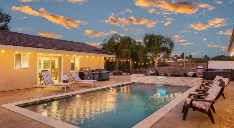 House with pool & jacuzzi in Temecula, CA