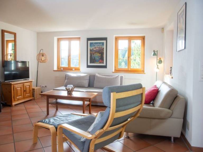 Vacation home with patio, BBQ & yard — photo 3