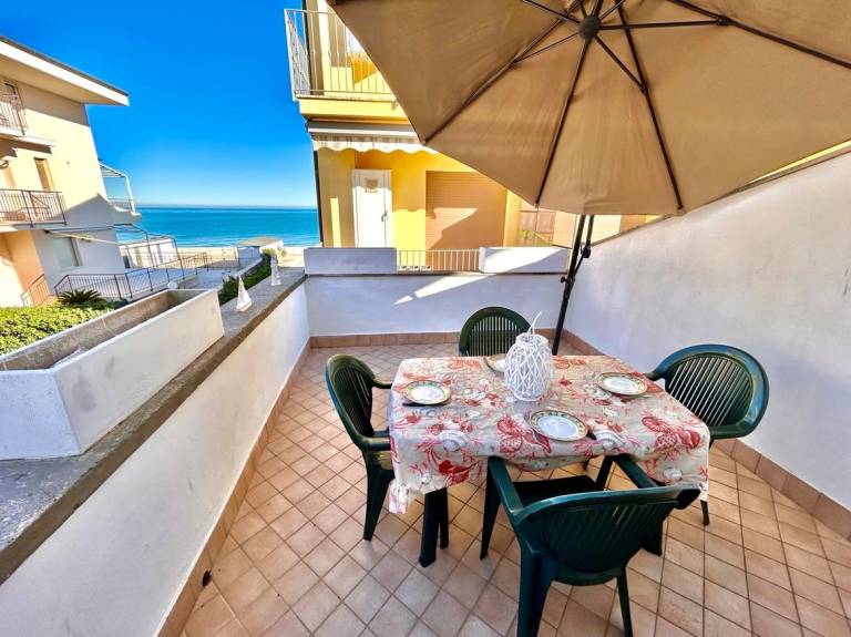 Children-friendly charming rental apartment with patio | Sea view | Next to the beach | Pets allowed in Numana