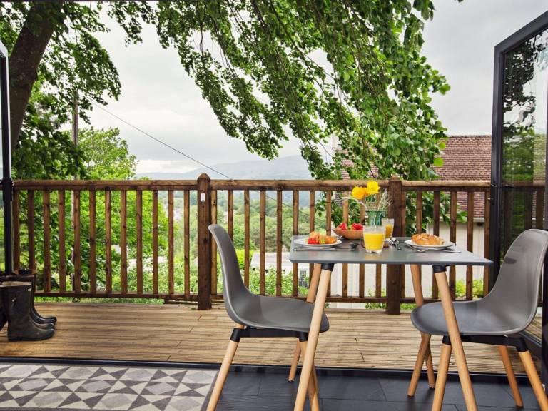 Lodge with grill, jacuzzi & yard — photo 4