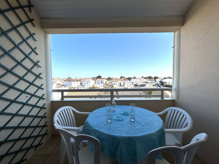 Cozy Studio with Mezzanine, Balcony & Garage, 200m from Beach - Sleeps 4 - Saint-Hilaire-de-Riez in Saint-Gilles-Croix-de-Vie