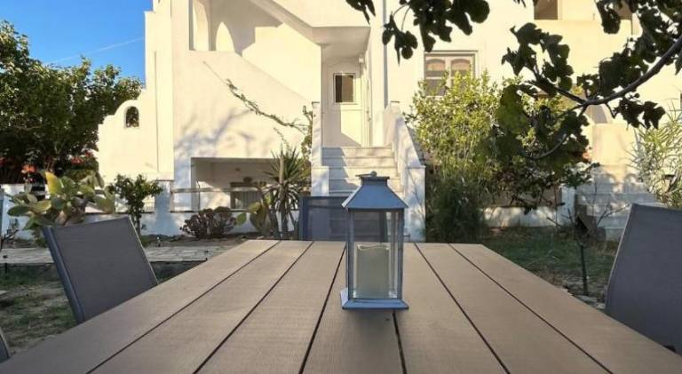 Rental apartment with patio & yard — photo 4