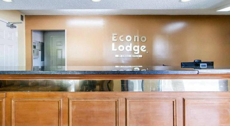 Econo Lodge Inn & Suites Murfreesboro Shopping District — photo 5
