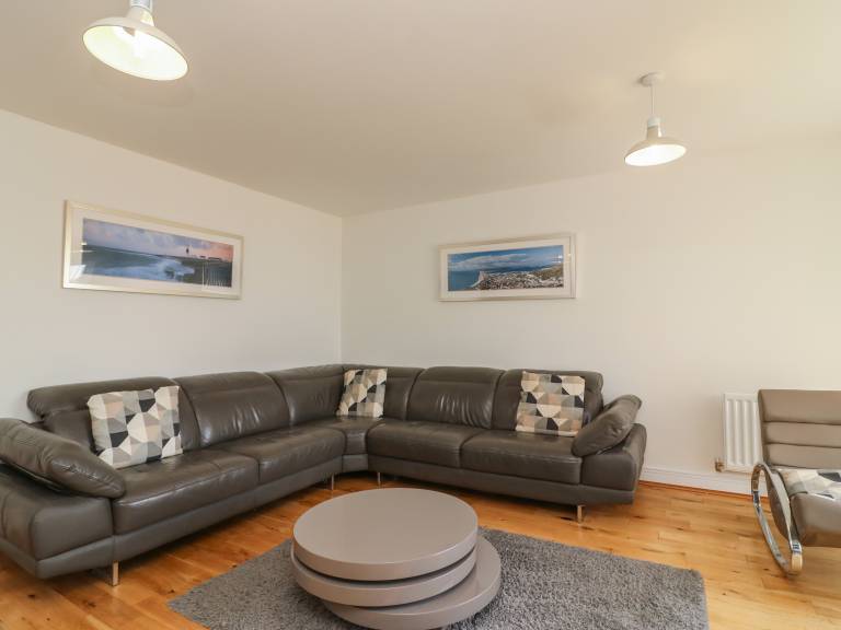 Cottage with terrace & yard | Beach view — photo 4