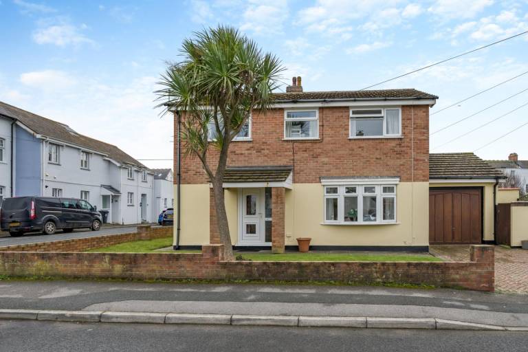 Cottage with yard & barbeque in Bude