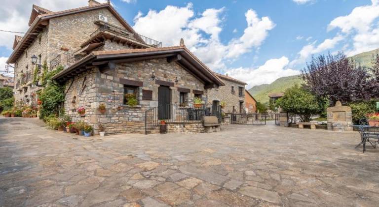 Vacation home with barbeque & yard | Pet-friendly in Huesca