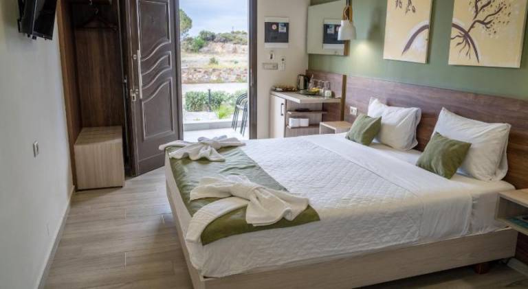 Serviced apartment with garden & patio | Pet-friendly — photo 2