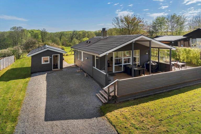 Fully equipped charming vacation home with sauna, terrace & barbecue | Beach nearby | Pets are welcome in Haderslev