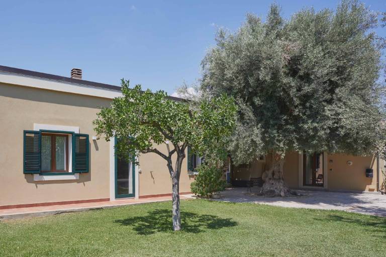 Lovely villa with patio, fast internet & private pool | Garden view | Next to the beach | Dogs allowed — photo 3