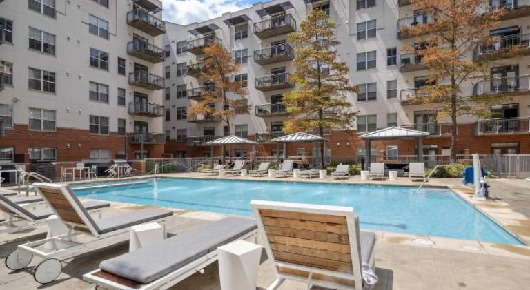 Serviced apartment with terrace, pool & barbecue | Near Texas Governor's Mansion — photo 5