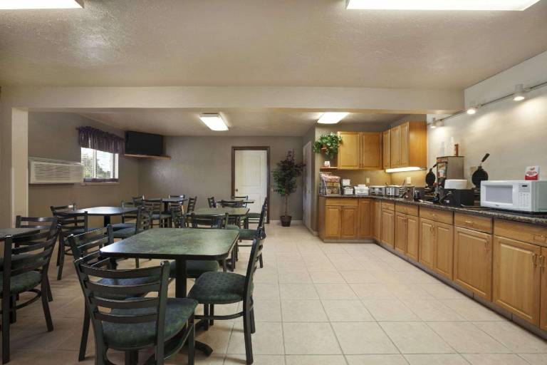 Super 8 By Wyndham Idaho Falls — photo 3