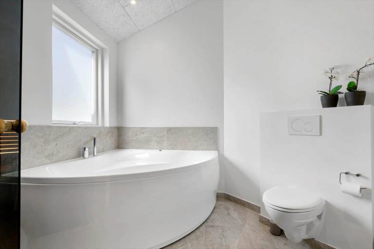 Vacation home with hot tub, sauna & patio | Sea view — photo 3