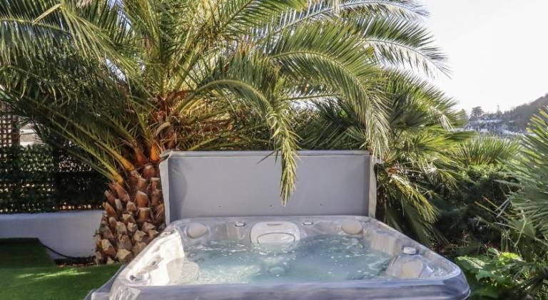 Vacation home with pool — photo 4