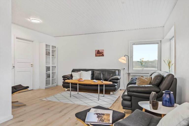 Vacation home with BBQ, yard & terrace — photo 2