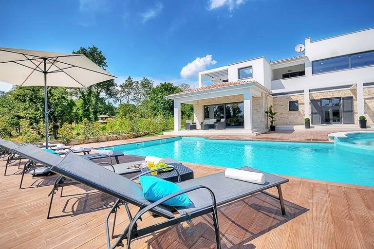 Luxury 5-BR villa with double pool and rooftop jacuzzi — photo 3