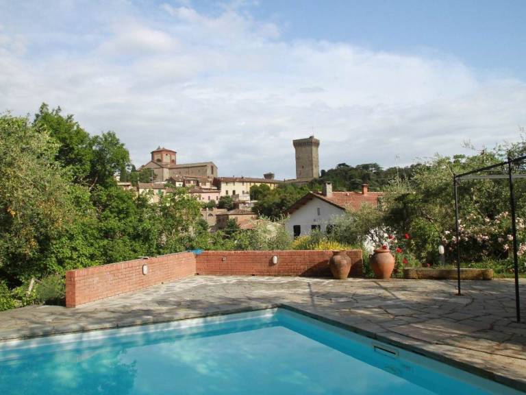 Rental apartment with yard, pool & barbeque — photo 5