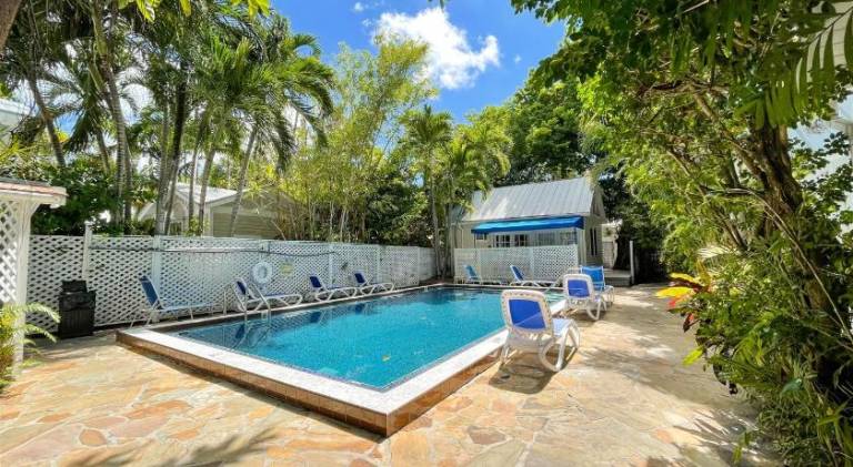 Vacation home with pool | Near Southernmost Point — photo 5