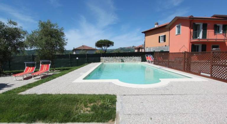Holiday apartment with barbeque, terrace & yard in Arcola