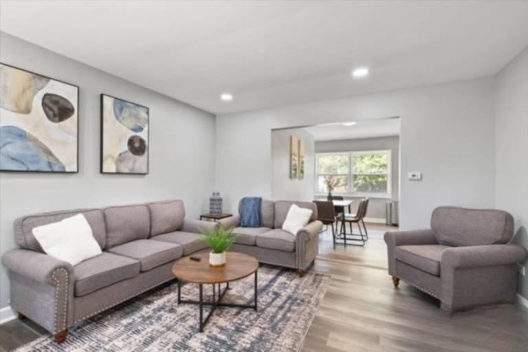 House with 4 rooms for 10 persons in Des Plaines, IL