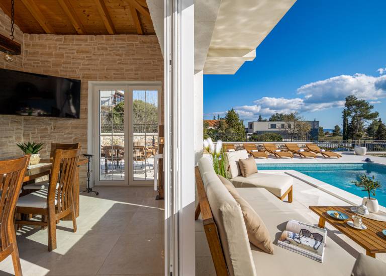 Family-oriented villa with private pool, garden & BBQ | Pet-friendly — photo 4