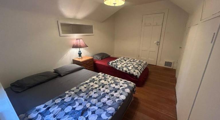 Vancouver Budget Guesthouse Free Parking Fast WiFi Near Airport & Downtown