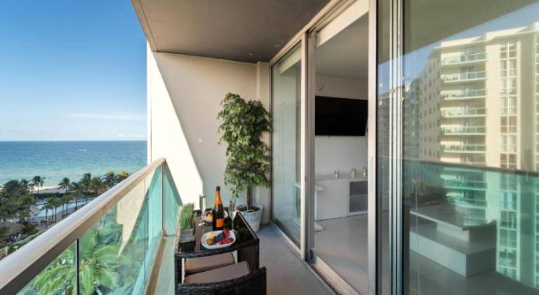 Oceanfront Luxury Condo - Private Beach Access, Pool & Game Room — photo 4