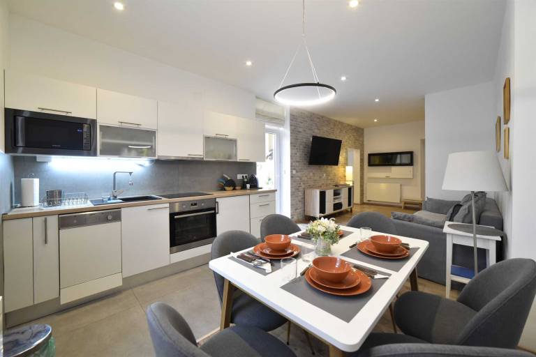 City center luxury spa apartment with parking — photo 3