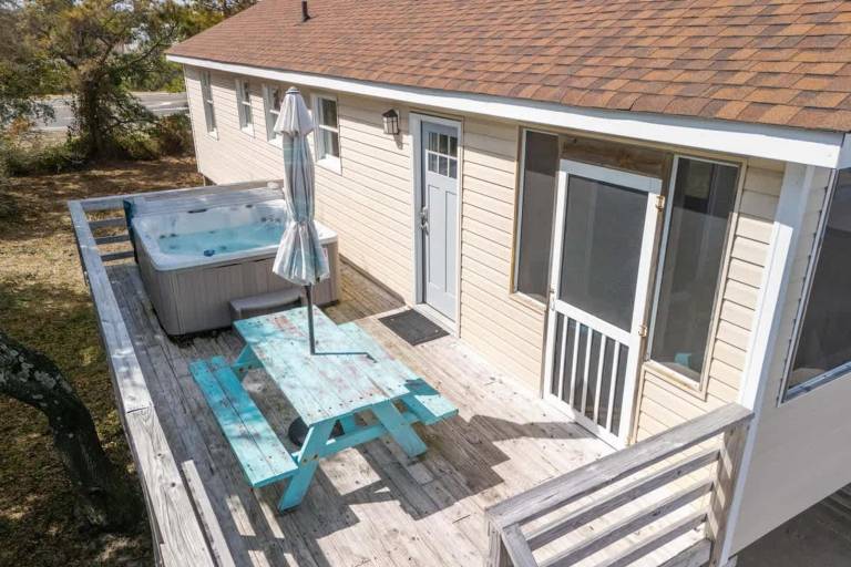 Hot Tub Walk to Beach and Dog Friendly — photo 5