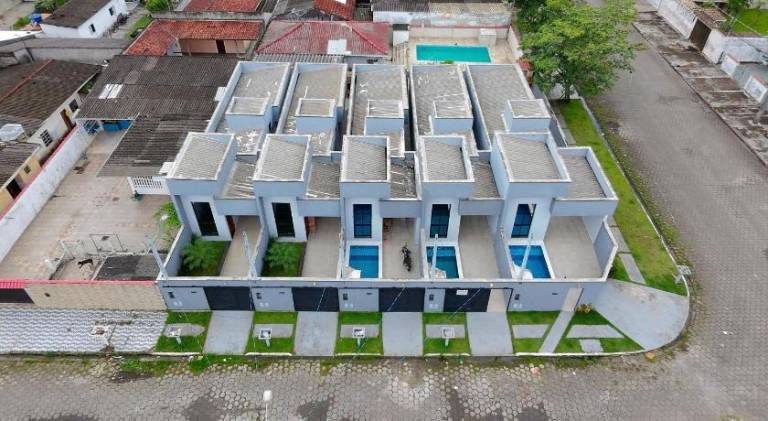 Vacation home with barbecue & private pool in Peruíbe
