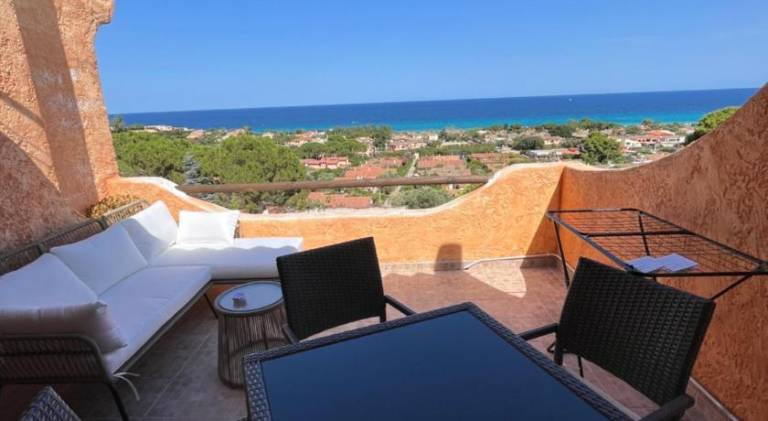 Rental apartment with patio & yard in Muravera