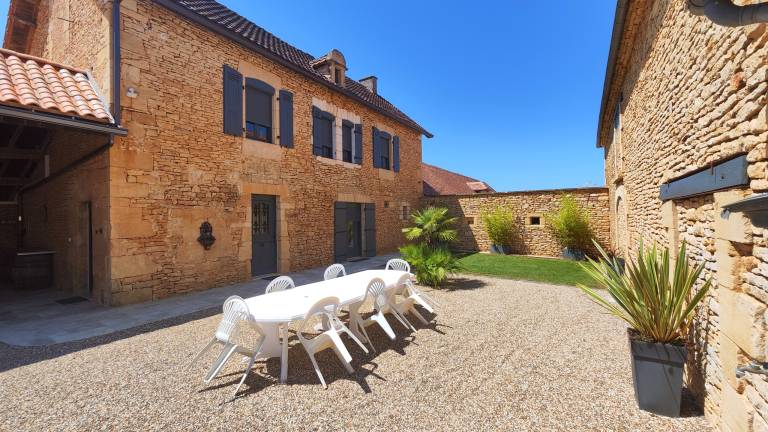Vacation home with terrace, pool & garden — photo 2