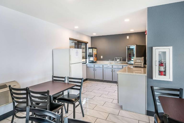 Americas Best Value Inn East Peoria — photo 4